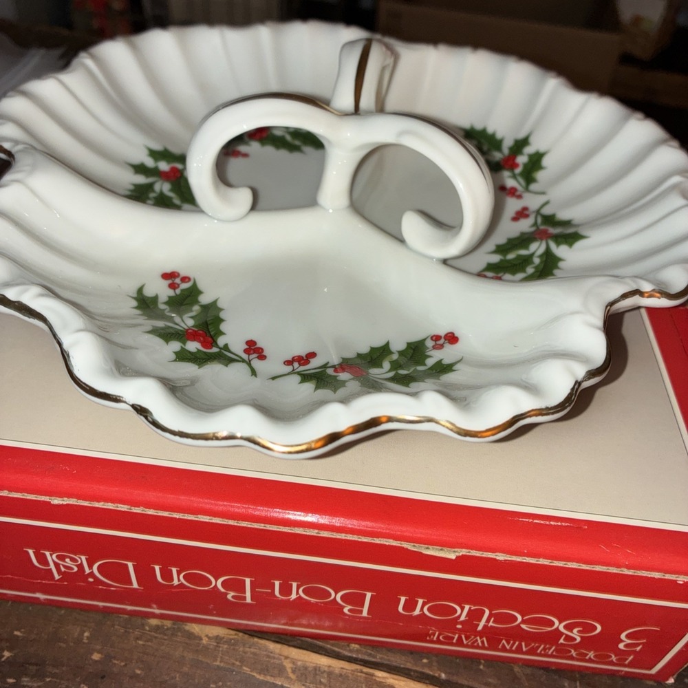 Christmas‎ Holly-Divided Dish w/ Handle Serving Piece Venture Store brand